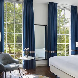 Superior King Room Square View
